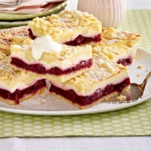 Käse-Streuselkuchen vom Blech mit Kirschkompott