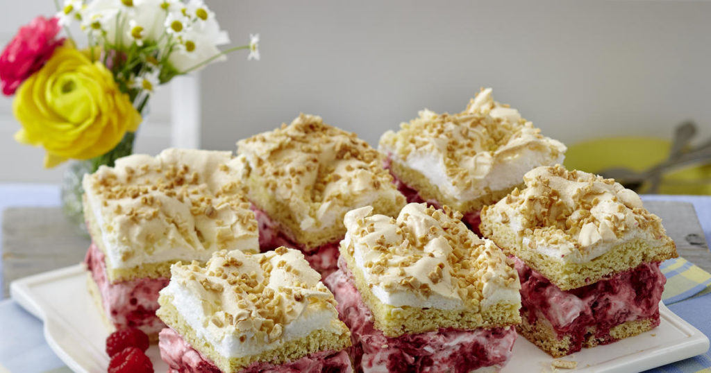 Mandelkuchen mit Baiser und Himbeersahne Mandelkuchen mit Baiser und Himbeersahne