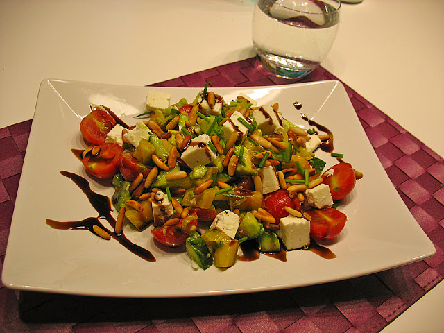 Avocadosalat mit Feta und Pinienkernen-Low Carb geeignet