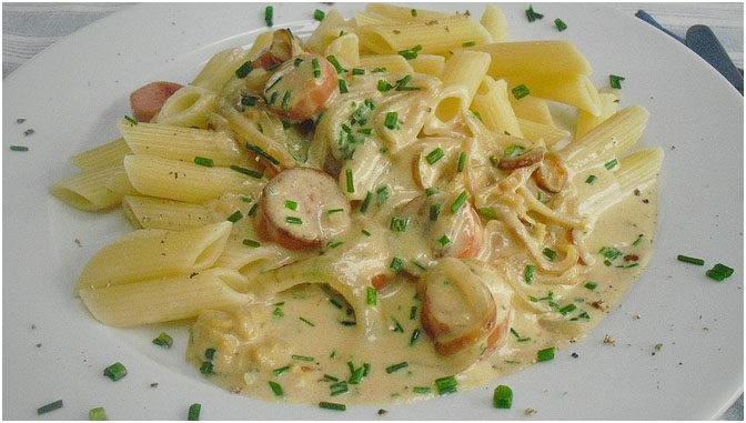 Dirks Würstchen-Senf-Gulasch mit Penne – Schnell und Einfach Dirks Würstchen-Senf-Gulasch mit Penne – Schnell und Einfach