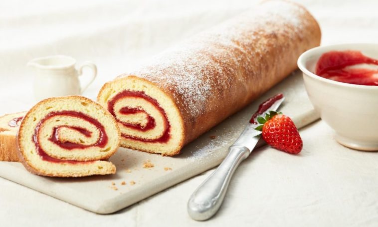 Einfache Biskuitrolle mit Himbeerkonfitüre