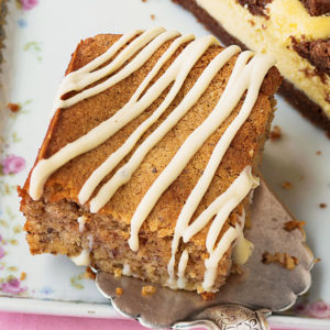 Gitterkuchen mit Nüssen und Quark