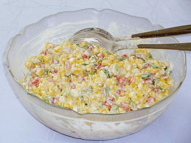 Maissalat mit rotem Paprika und Sauerrahmdressing