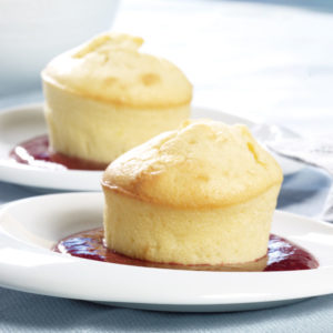 Schmandmuffins mit Himbeerspiegel Rezept 2 Schmandmuffins mit Himbeerspiegel