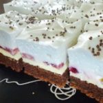 Schokoladenkuchen mit Erdbeeren Vanillecreme und Schlagsahne