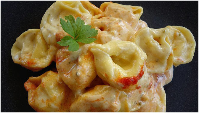 Tortellini in Tomaten-Käse-Sauce – Schnell und Einfach Tortellini in Tomaten-Käse-Sauce – Schnell und Einfach