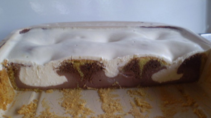 Wunderbarer versunkener Kuchen mit Pudding und saurer Sahne
