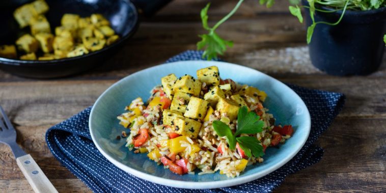 Orientalischer Reissalat mit Curry und Datteln
