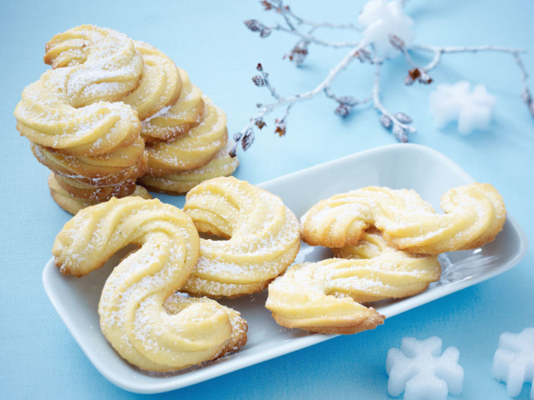 Vanille-Spritzgebäck mit weißer Schokolade fürs Weihnachtsfest ...