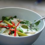 Tom Kha Gai - die berühmte Hühnersuppe mit Kokosmilch und Galgant