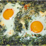 Abendessen für Faule: Versunkene Eier im Spinatnest