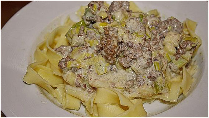 Tagliatelle mit Käse-Hackfleischsauce - Einfache Rezepte