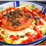 Einfache Gebackener Feta mit Kräutern und Tomaten mit 5 Zutaten Rezept
