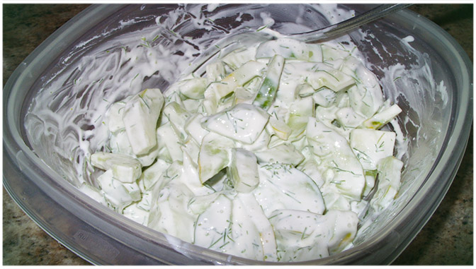 Gurkensalat mit saurer Sahne, schnell und leicht zu machen