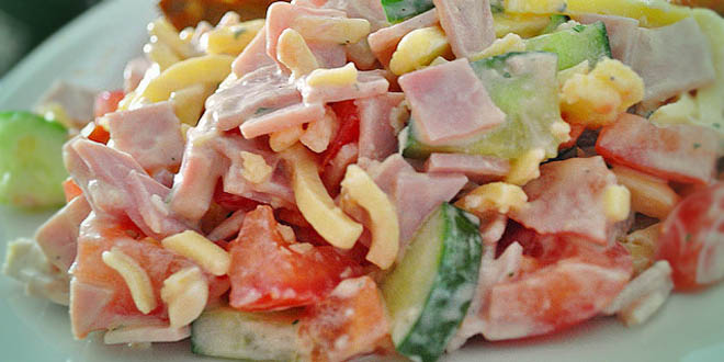 Kalorienarme Wurst-Käse Salat mit Wurst, Käse, Gurke und Tomate Rezept