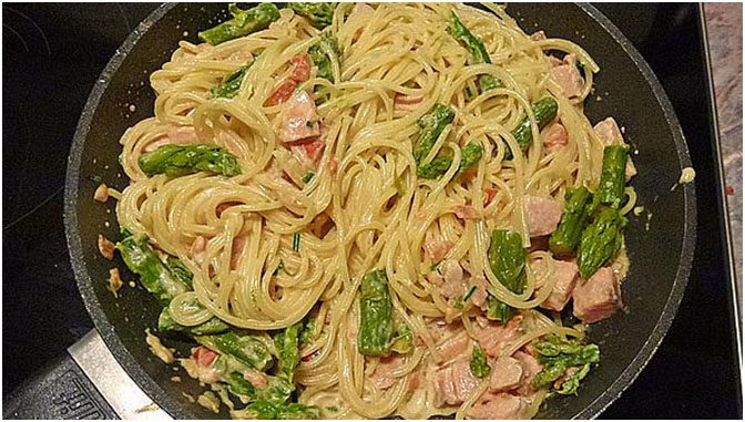 Spaghetti mit Lachs und grünem Spargel