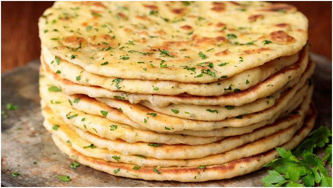 Türkisches Pfannenbrot Bazlama gemacht Mit Kräuter Knoblauch Butter ...