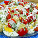 Salat Blumenkohl mit Eiern und Tomaten