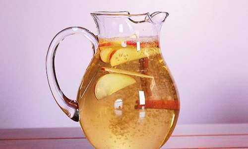 Wasser mit Zimt, Apfel und Zitrone zum Abnehmen