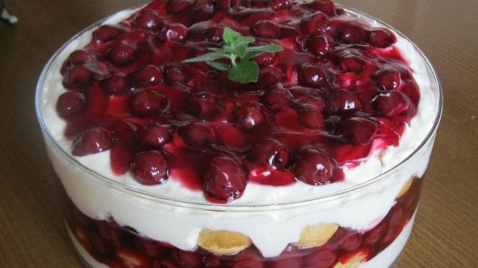 Windbeutel Dessert mit Mascarponecreme und Kirschgrütze - Einfache Rezepte