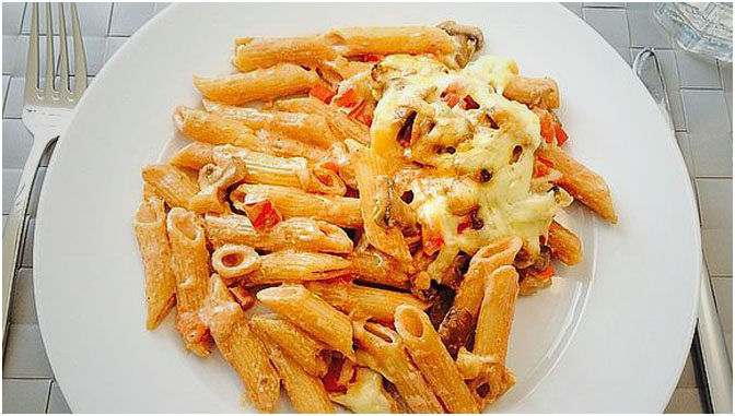 Gyros-Nudelauflauf in Metaxasoße – Schnell und Einfach Gyros-Nudelauflauf in Metaxasoße – Schnell und Einfach