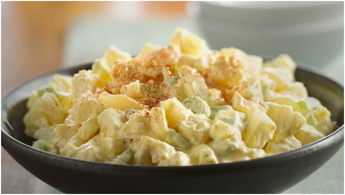 Mit diesem super einfachen Rezept bereitest du den aller leckersten Kartoffelsalat zu!