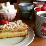 Rhabarberkuchen mit Vanillecreme und Streusel