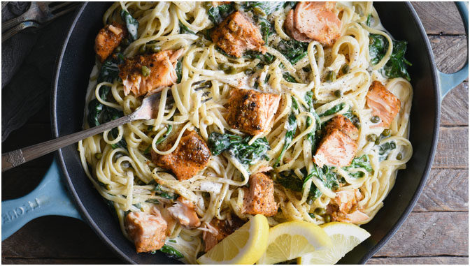 Spaghetti mit Lachs und Spinat in Sahnesoße - Einfache Rezepte