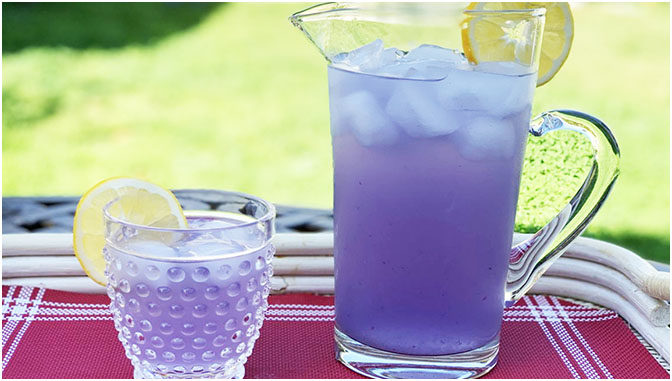 Wie man Lavendel-Limonade gegen Kopfschmerzen und Angstzustände herstellt