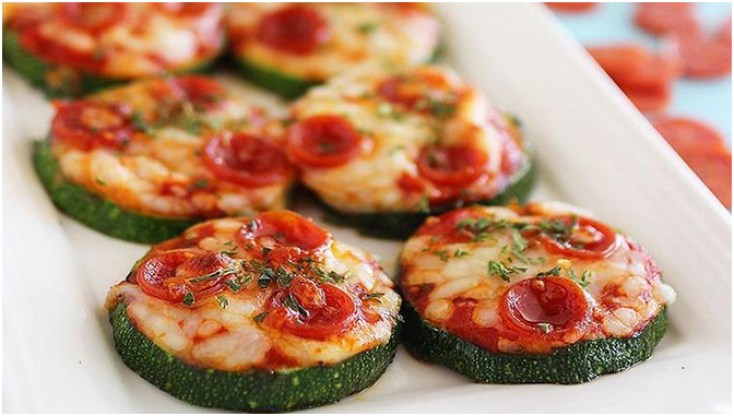 Zucchini-Häppchen mit Käse und Tomaten – Schnell und Einfach