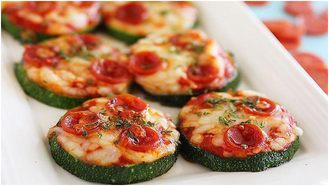 Zucchini-Häppchen mit Käse und Tomaten