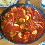Zucchini-Paprika-Hähnchen-Pfanne In einer fruchtig-tomatigen Sauce