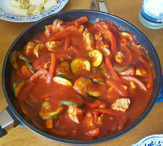 Zucchini-Paprika-Hähnchen-Pfanne In einer fruchtig-tomatigen Sauce