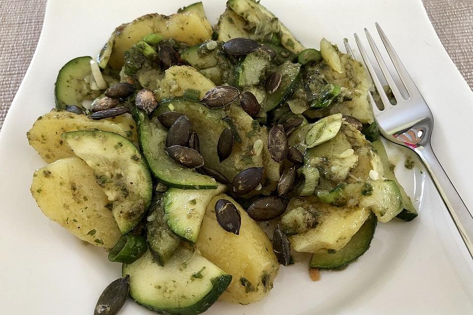 Grüner Kartoffelsalat mit Zucchini und Kürbiskernen - Einfache Rezepte