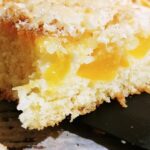 Wandelbarer Blechkuchen mit Butter - Mandelkruste