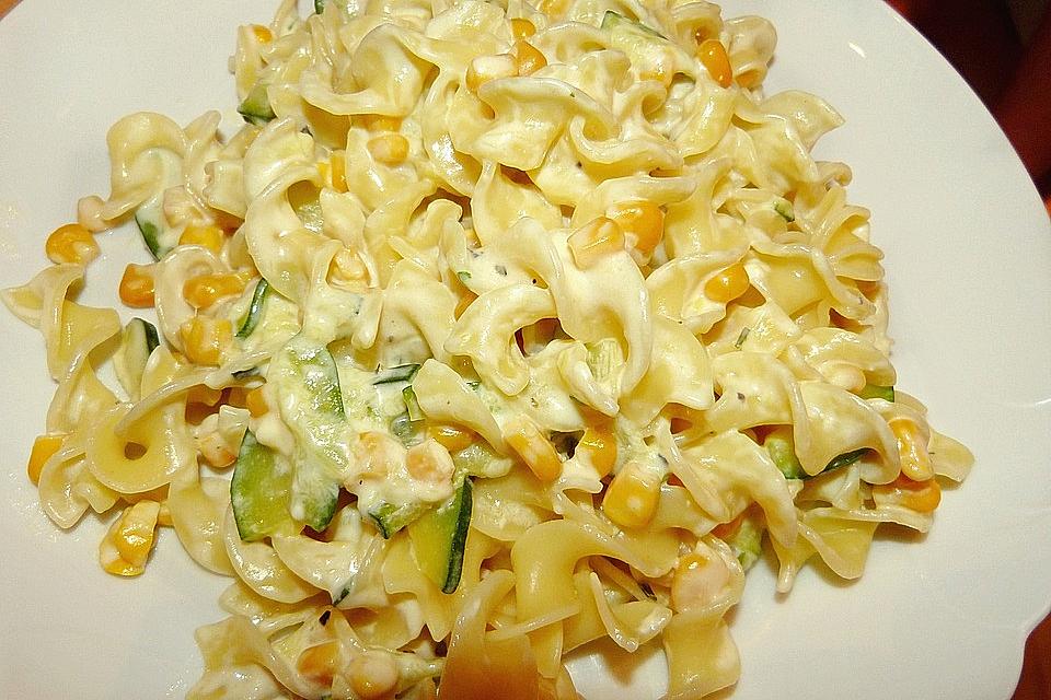Zucchini-Mais Nudelpfanne mit Feta-Käse - Einfache Rezepte