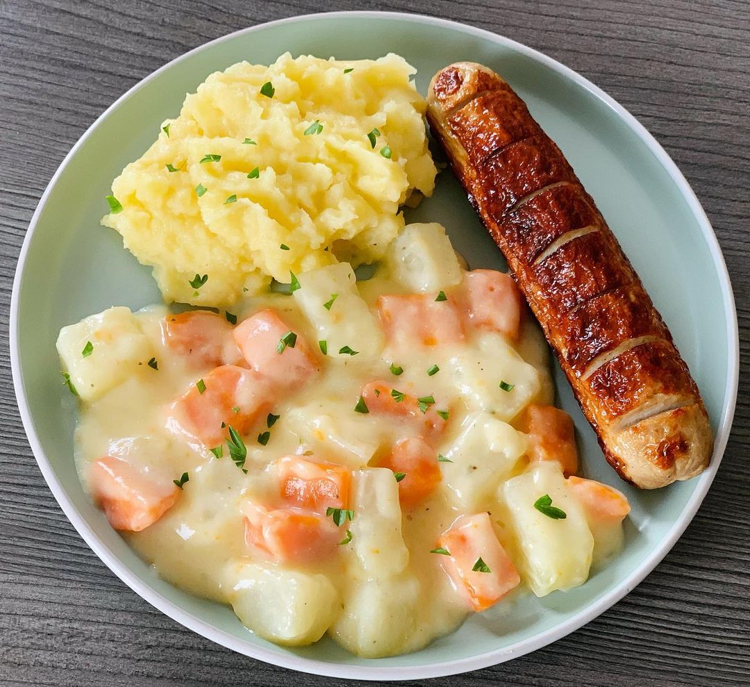 Kohlrabi-Möhren Gemüse mit Kartoffelpüree und Bratwurst