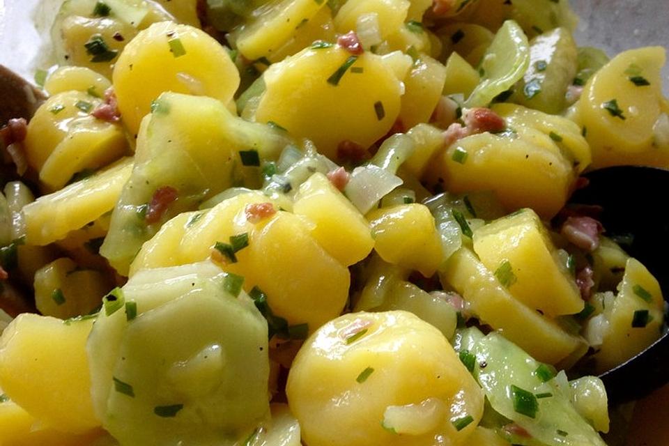 Kartoffelsalat mit Dörrfleisch und Gurke