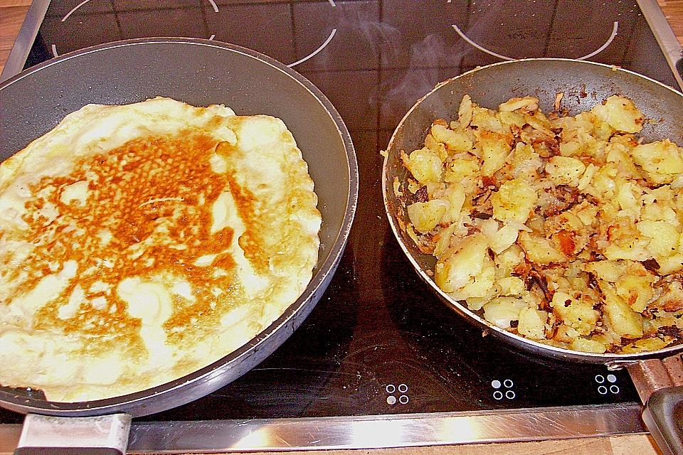 Pfannkuchen mit Bratkartoffeln gefüllt