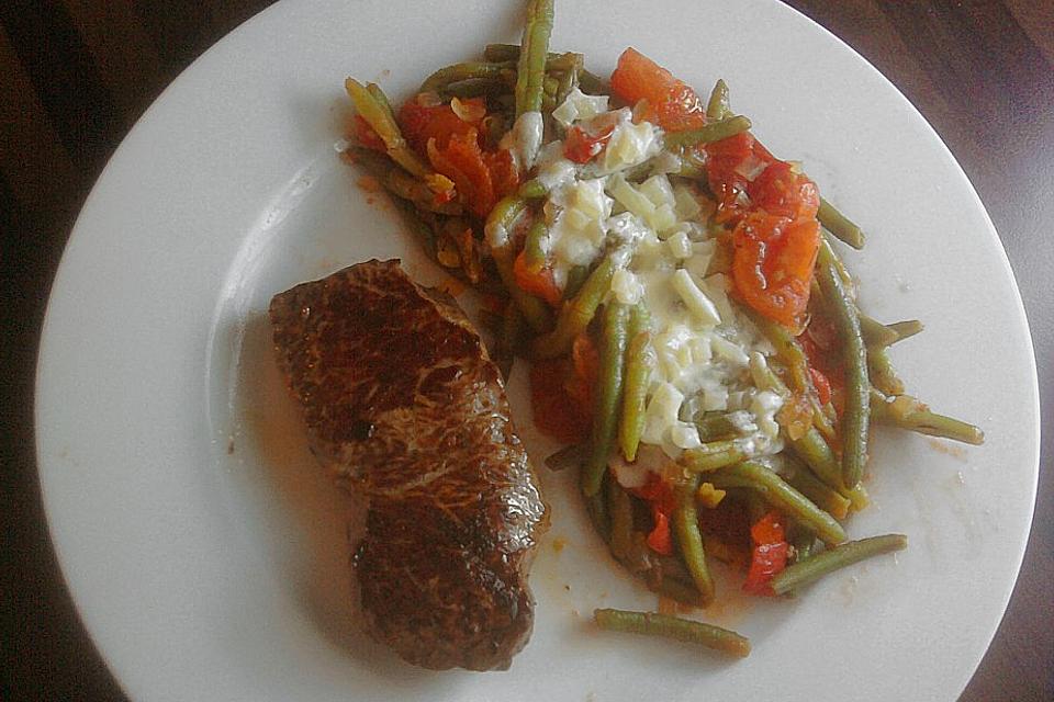 Rindersteaks mit Tomaten-Bohnen und Käsesauce