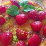 Roros fruchtige 'Spezial - Eierkuchen' mit Pistazien und Erdbeeren