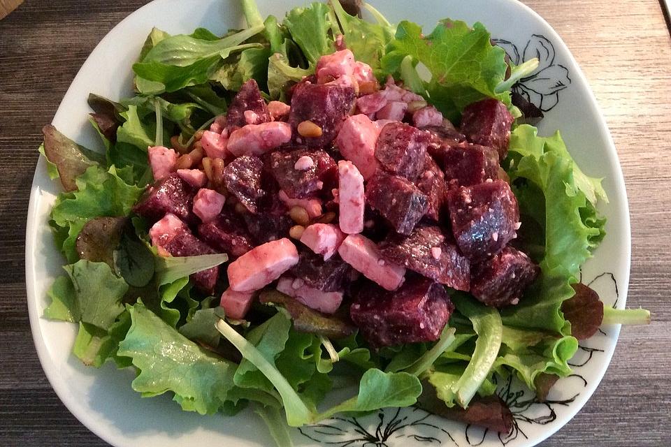 Rote Bete-Salat mit Fetakäse und Pinienkernen - Einfache Rezepte