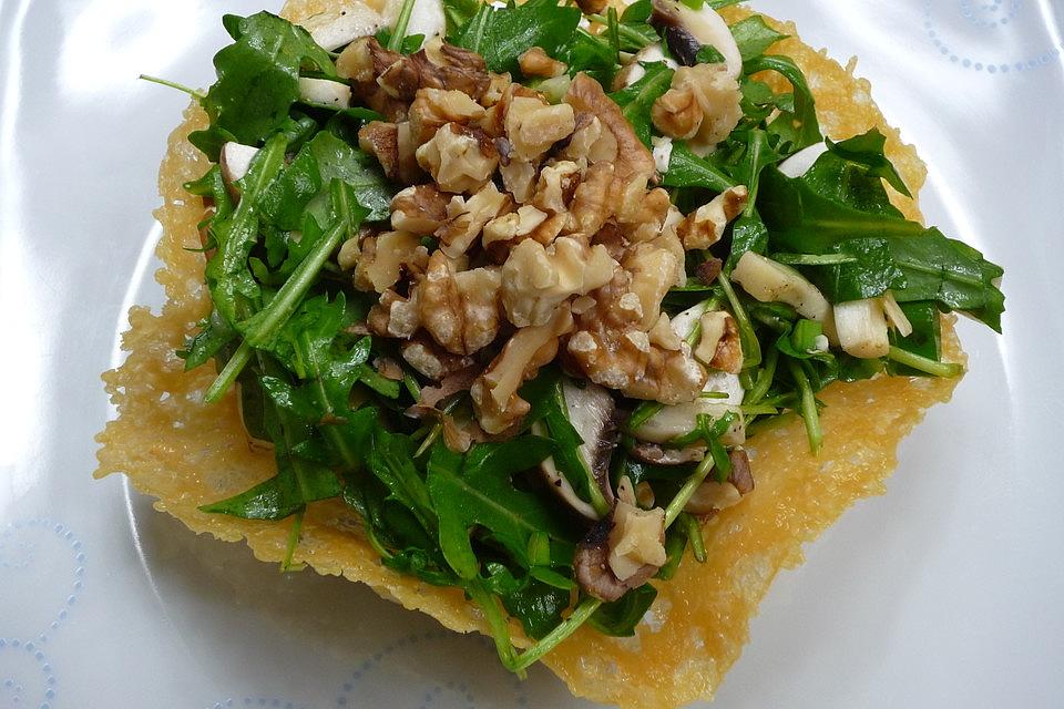 Rucola-Salat mit Walnüssen im Parmesankörbchen