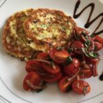 Zucchini-Ricotta-Puffer mit buntem Tomatensalat