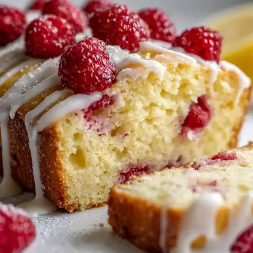 Frisch gebackener Himbeer-Zitronenkuchen mit Zitronenguss und Himbeeren