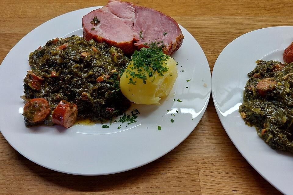 Grünkohl mit Kasseler, Mettwürstchen und Kartoffeln