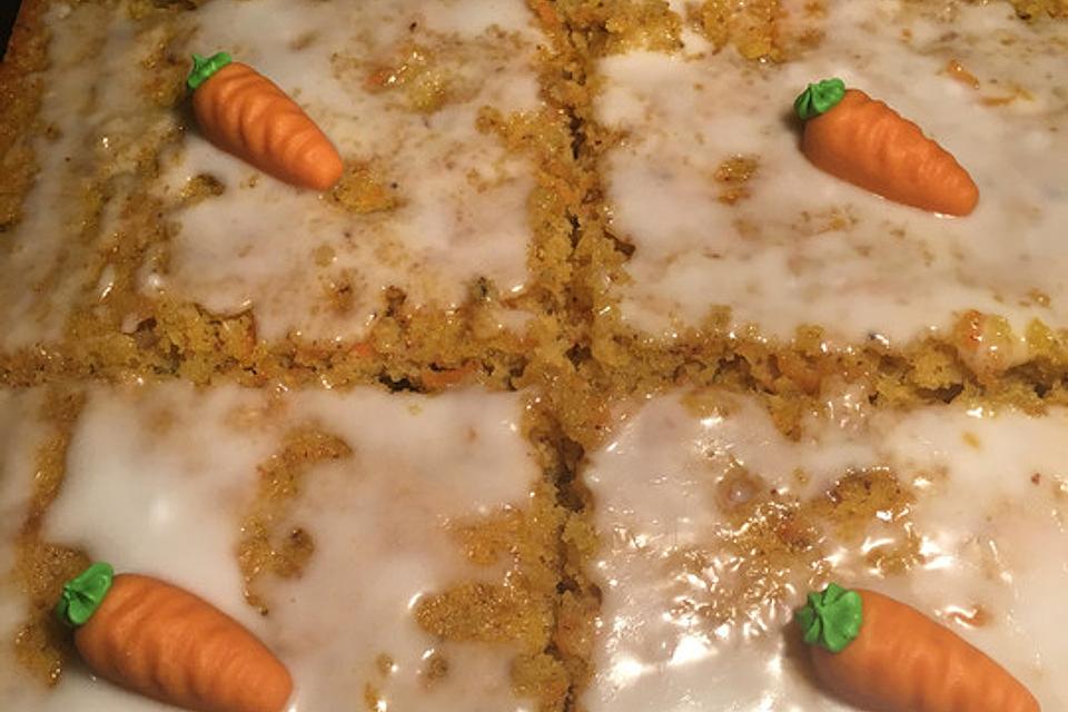 Karottenkuchen vom Blech mit Zitronenguss