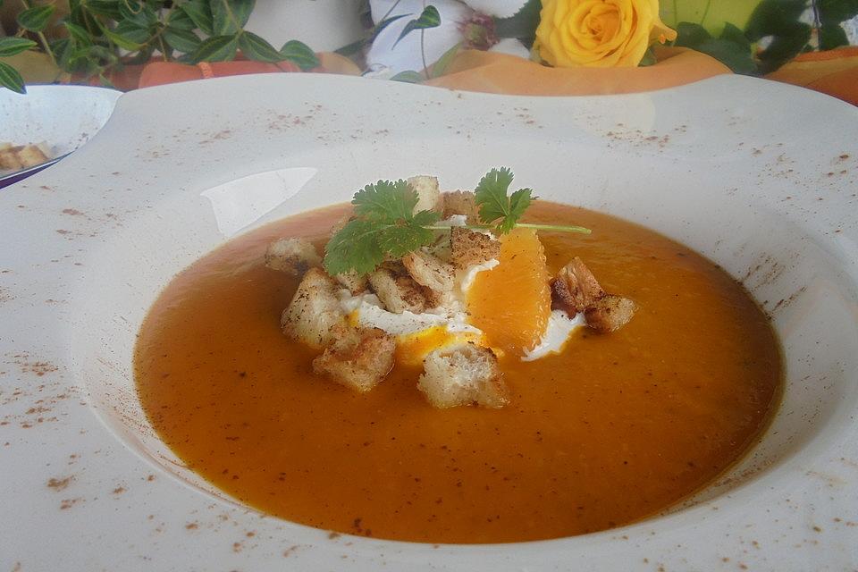 Kürbis-Orangen-Suppe mit Zimt-Croûtons