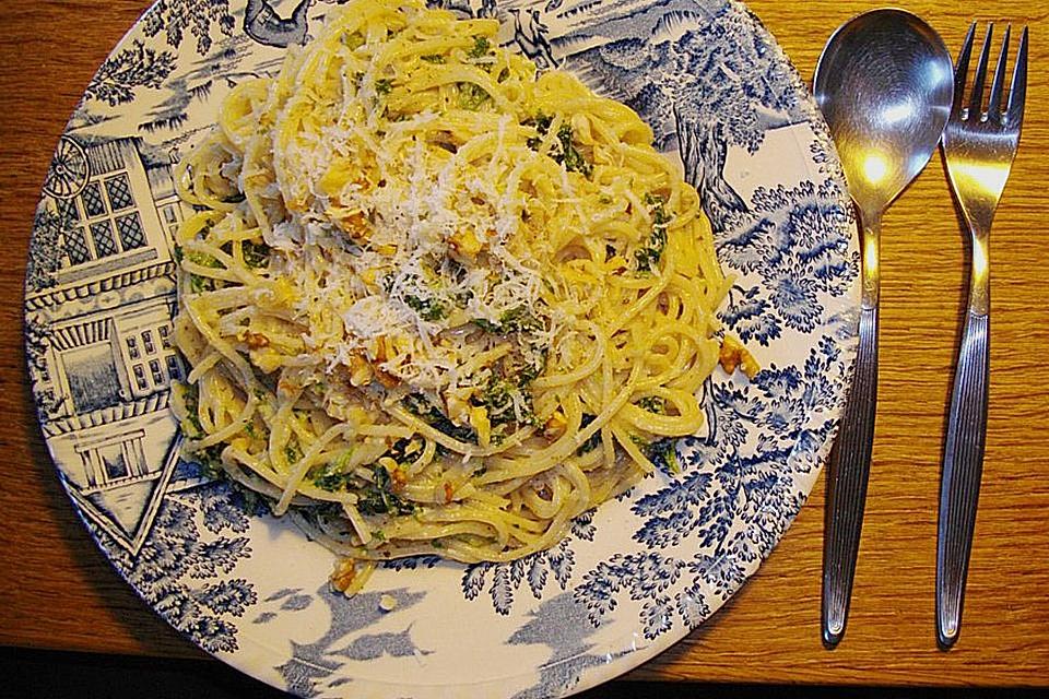 Wirsing-Spaghetti mit Walnuss-Sauce