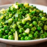 Erbsensalat mit Minze und Zitrone in weißer Schüssel, frisch und farbenfroh